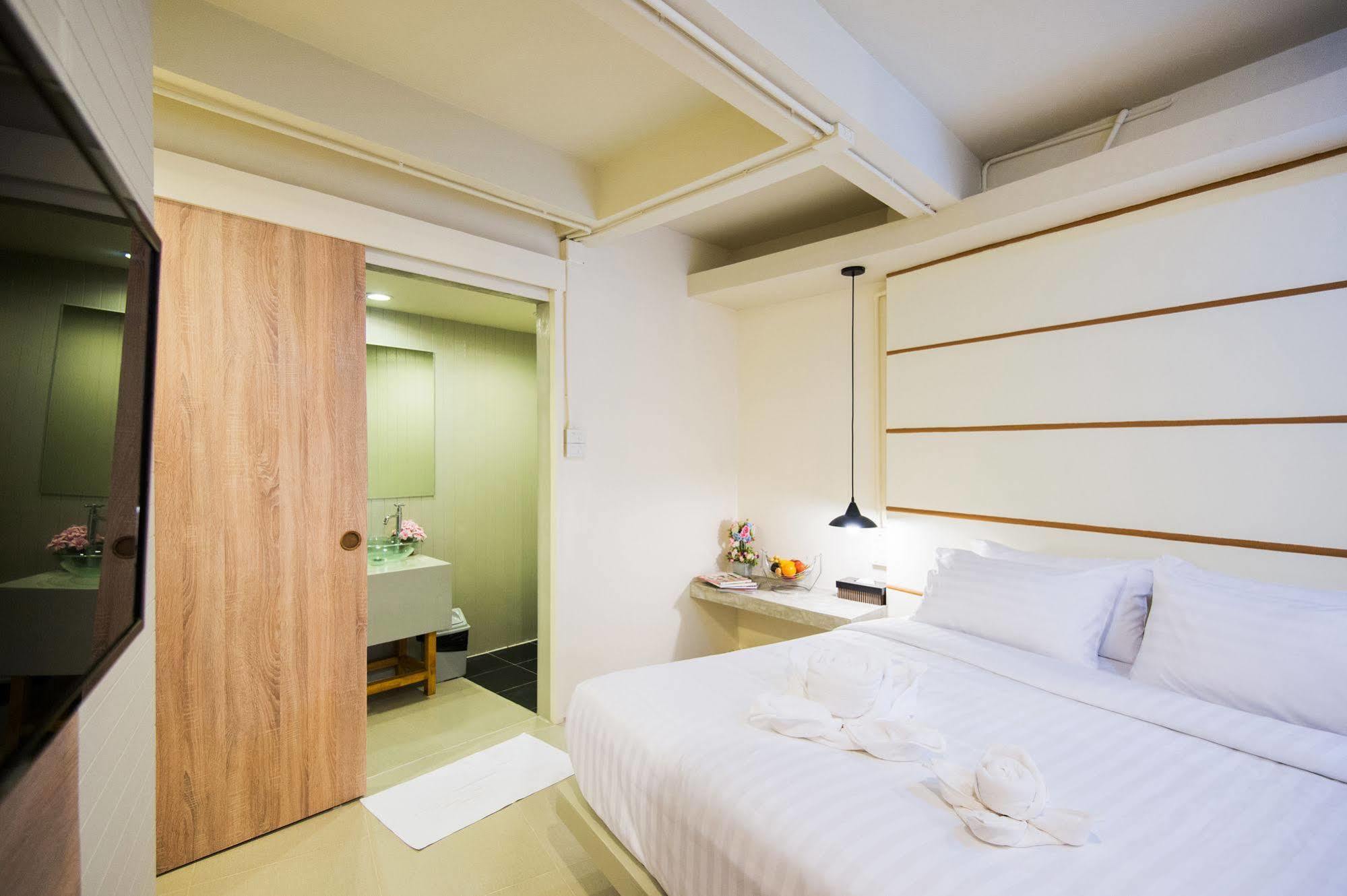 Hotel October Phuket Exterior foto