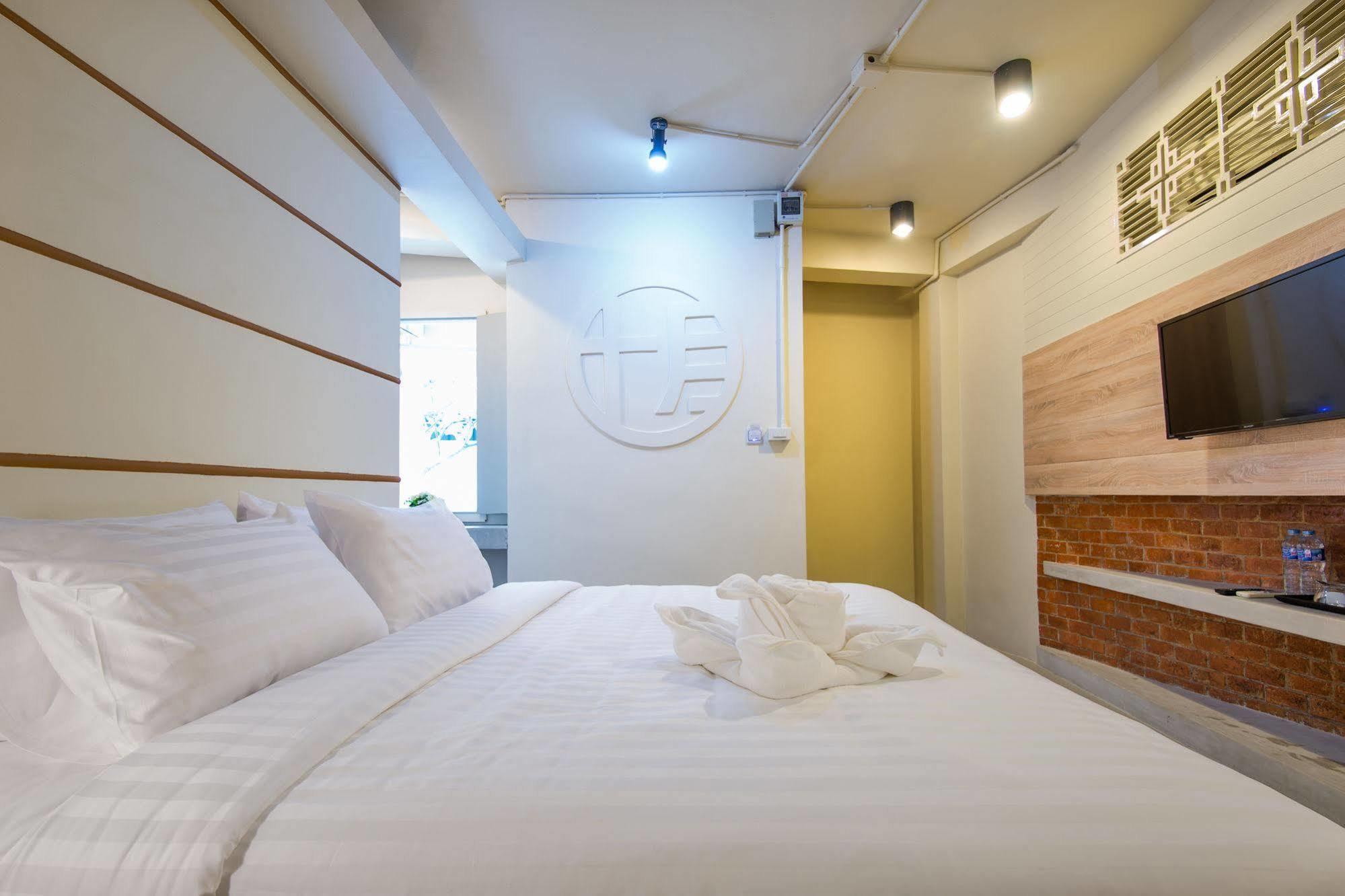 Hotel October Phuket Exterior foto